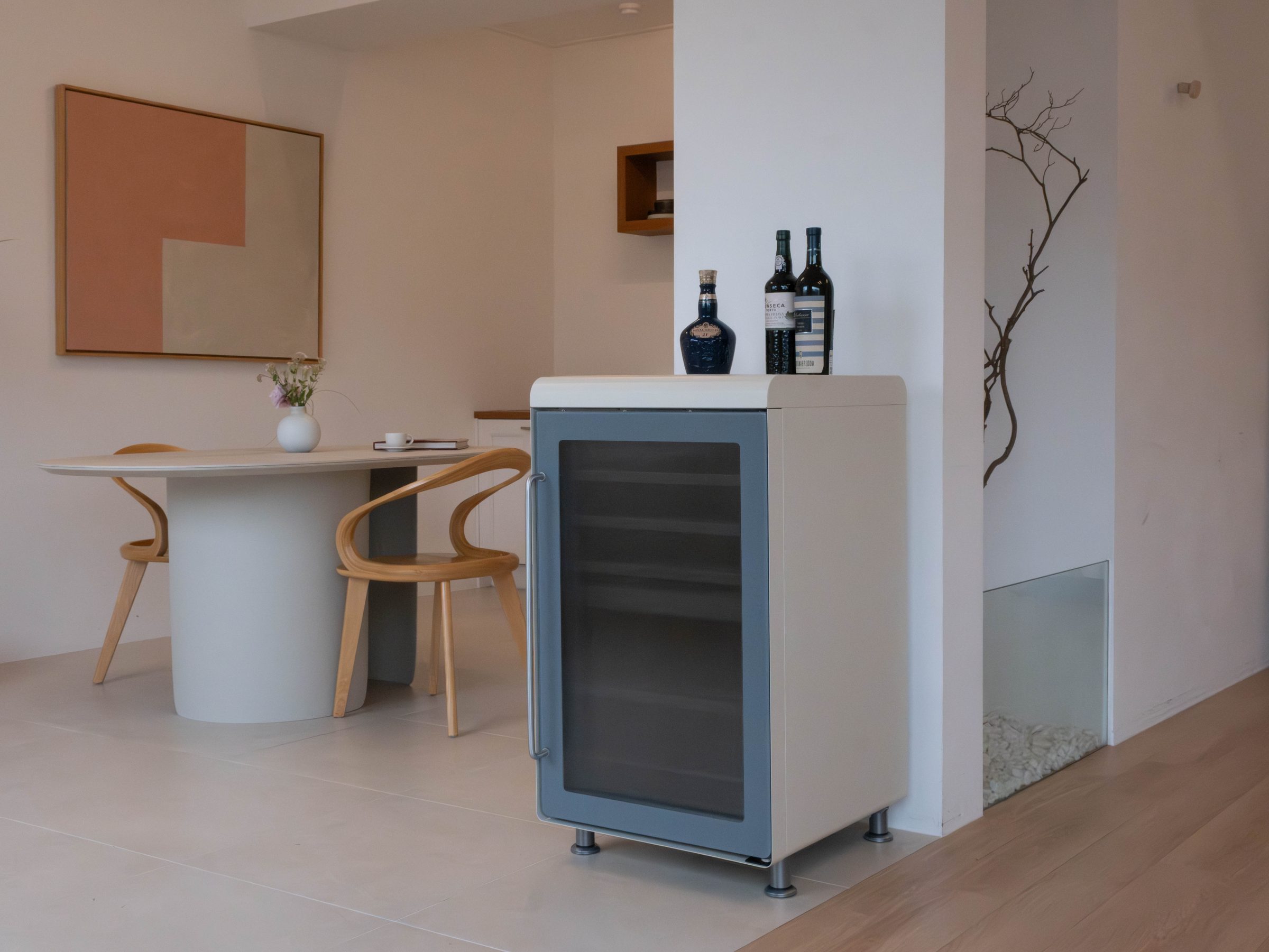 TERUVA wine cooler near a dining table