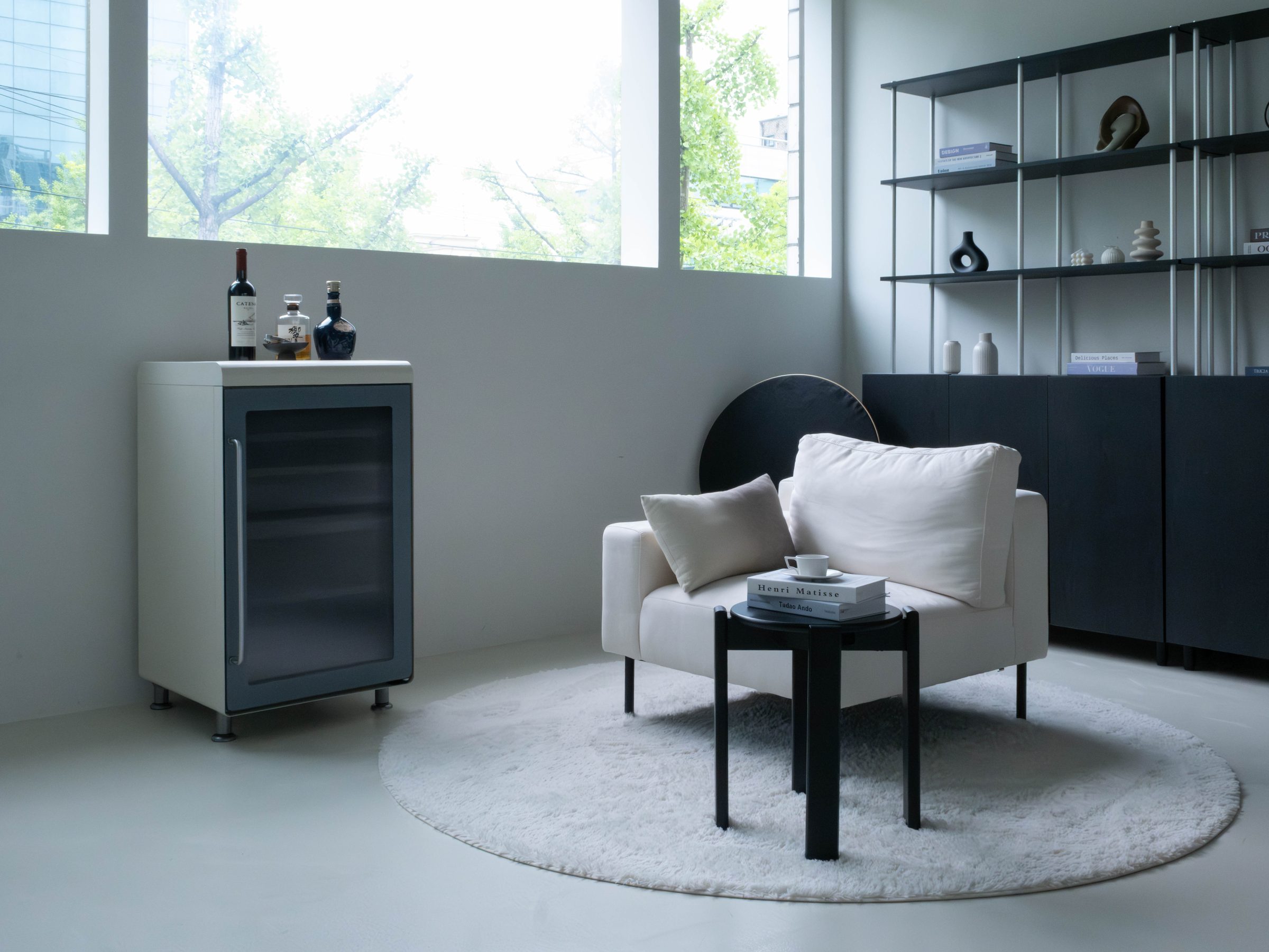 TERUVA wine cooler beside a white lounge chair
