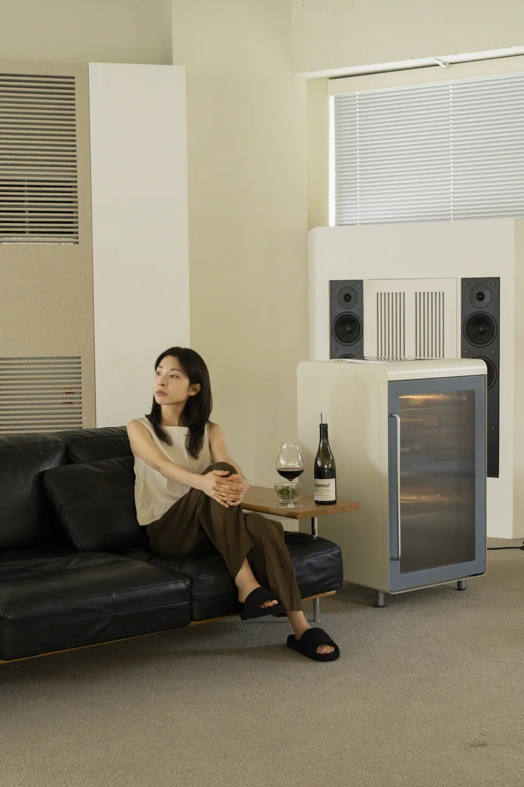 소파 옆에 놓인 와인셀러